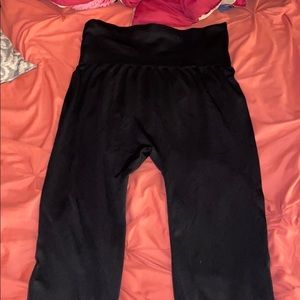 I’m selling these leggings they are high rise